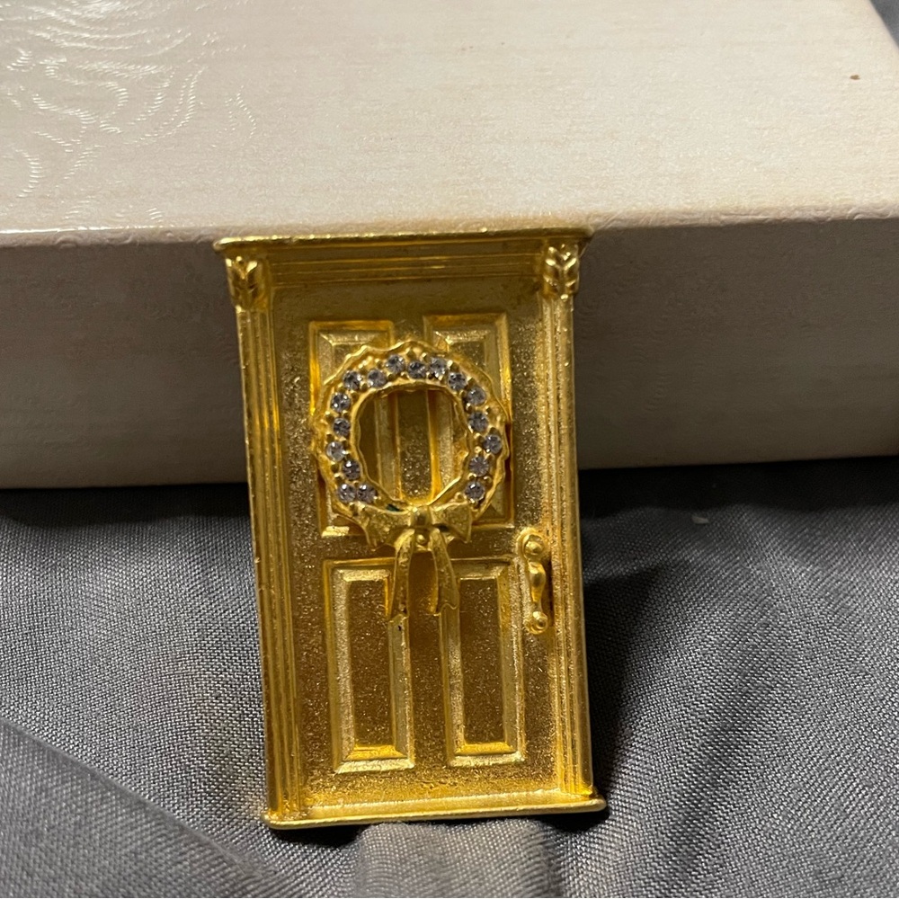 Vintage Gold Door Brooch with Christmas Wreath